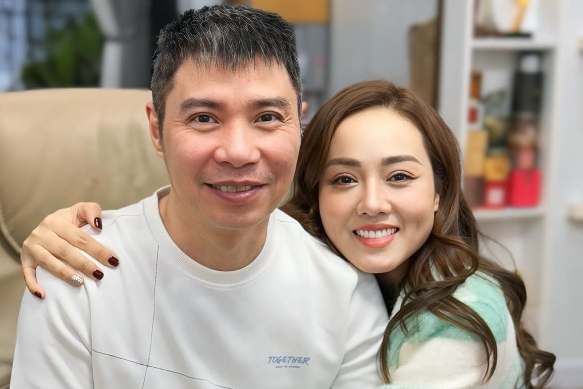 Nhan sắc vợ 3, chăm chồng như chăm em bé của nam NSND xin từ chức Phó Giám đốc Nhà hát kịch Hà Nội- Ảnh 12.