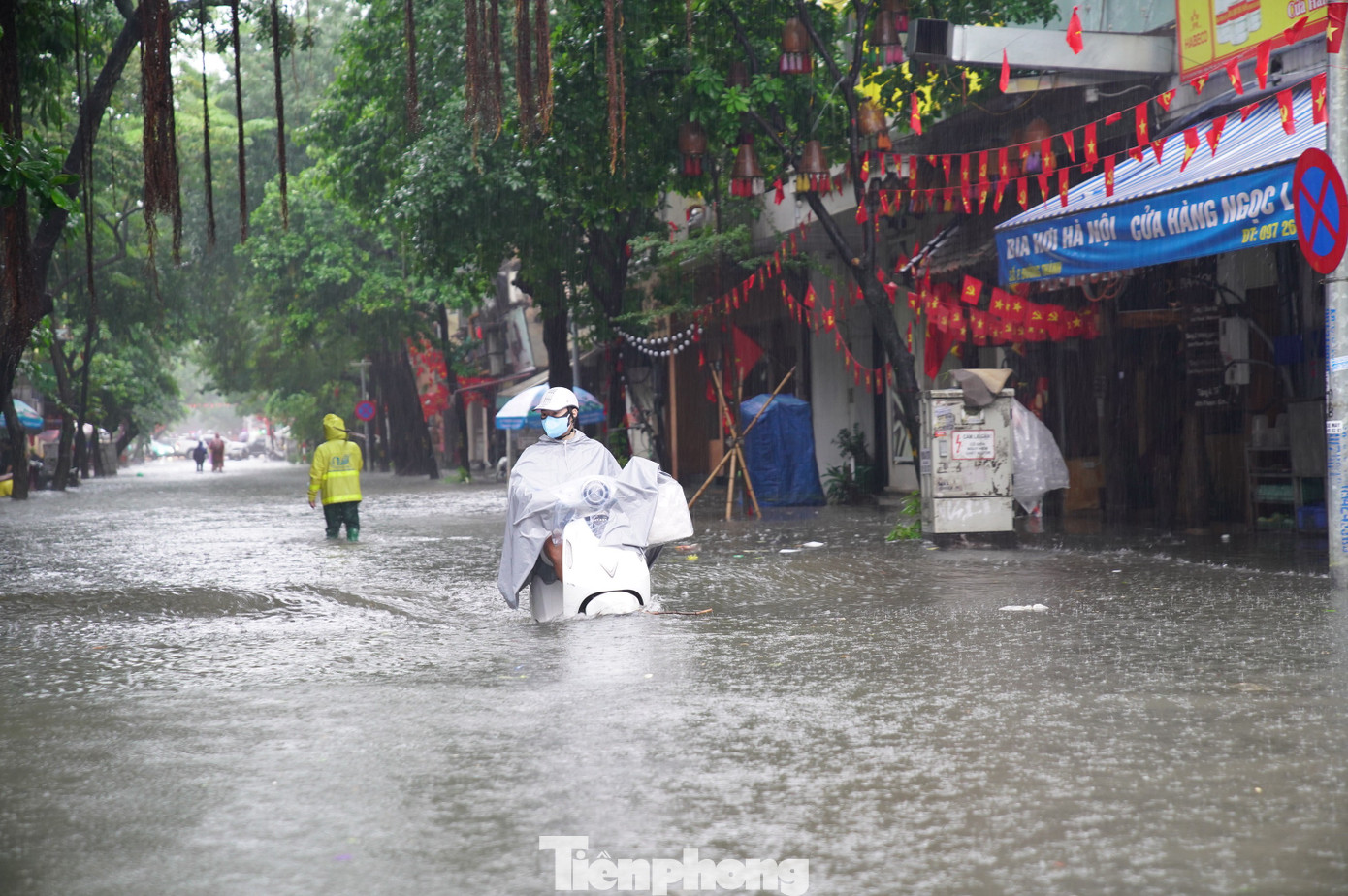 Trời nắng đẹp, Hà Nội vẫn còn 7 điểm ngập sâu- Ảnh 1.