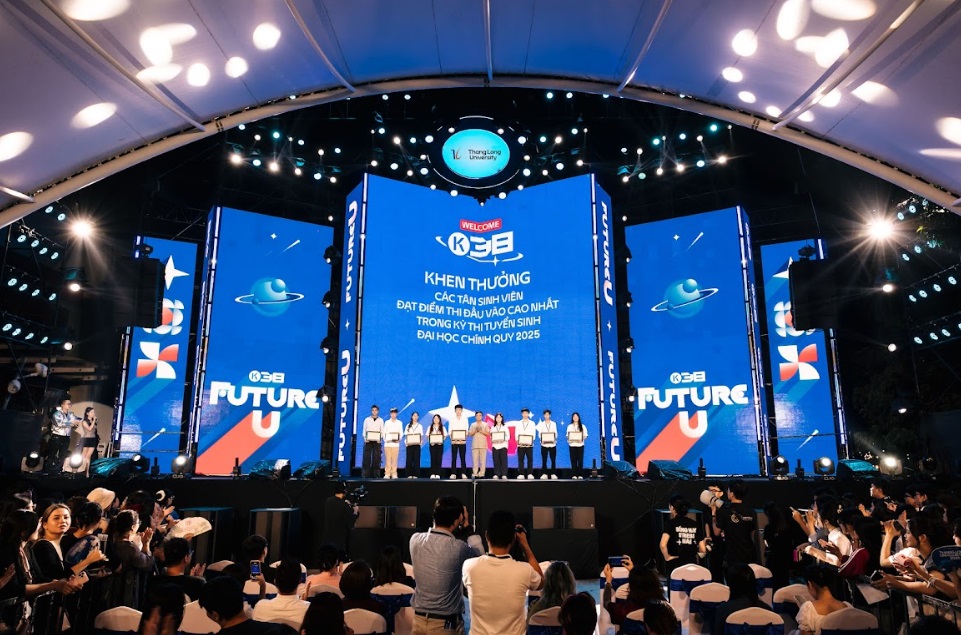 Hàng nghìn người đổ về trường ĐH Thăng Long- Ảnh 5. Hàng nghìn người đổ về trường ĐH Thăng Long- Ảnh 5.