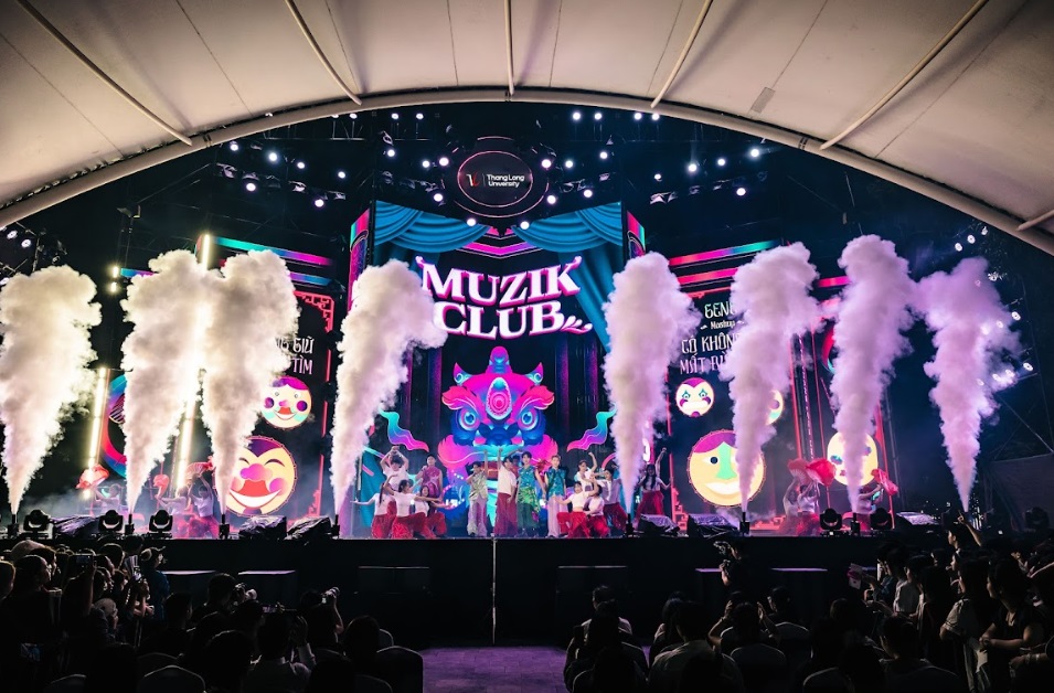 Hàng nghìn người đổ về trường ĐH Thăng Long- Ảnh 2. Hàng nghìn người đổ về trường ĐH Thăng Long- Ảnh 2.