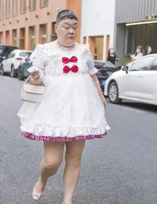 Không ngờ nhan sắc của "công chúa nhỏ 50 tuổi" lại thế này: Nghe chuyện ai cũng nghẹn lời "bà là người đẹp nhất"- Ảnh 3. Không ngờ nhan sắc của "công chúa nhỏ 50 tuổi" lại thế này: Nghe chuyện ai cũng nghẹn lời "bà là người đẹp nhất"- Ảnh 3.
