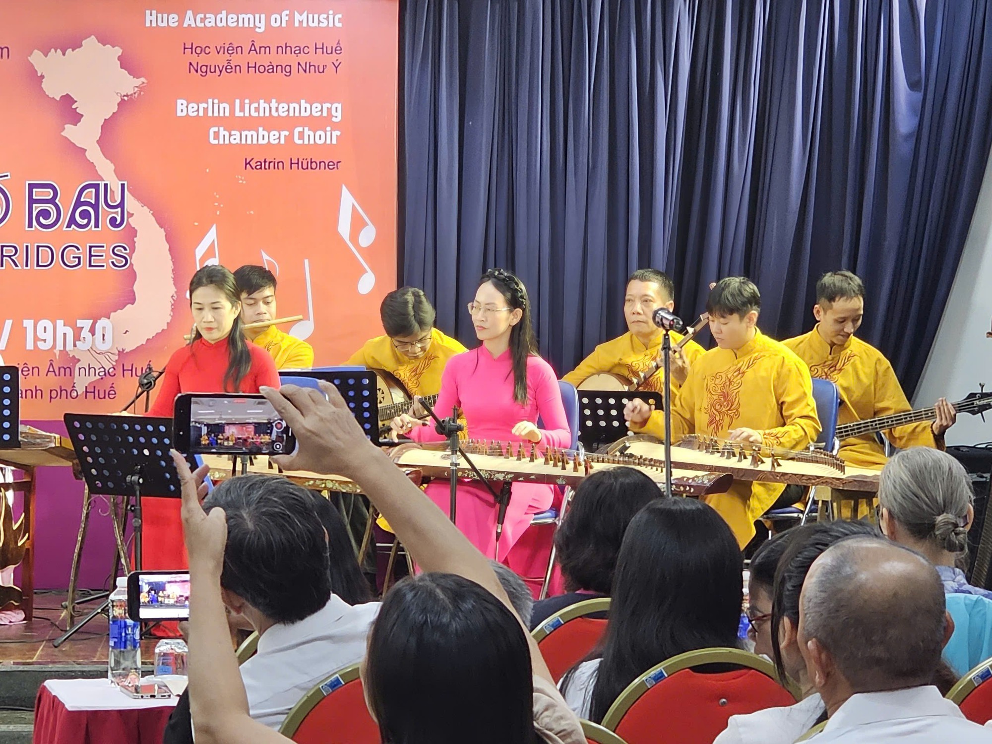 Khách Tây hát quan họ Bắc Ninh được khen nức nở, cộng đồng mạng bất ngờ khi biết danh tính: Họ là ai?- Ảnh 2. Khách Tây hát quan họ Bắc Ninh được khen nức nở, cộng đồng mạng bất ngờ khi biết danh tính: Họ là ai?- Ảnh 2.