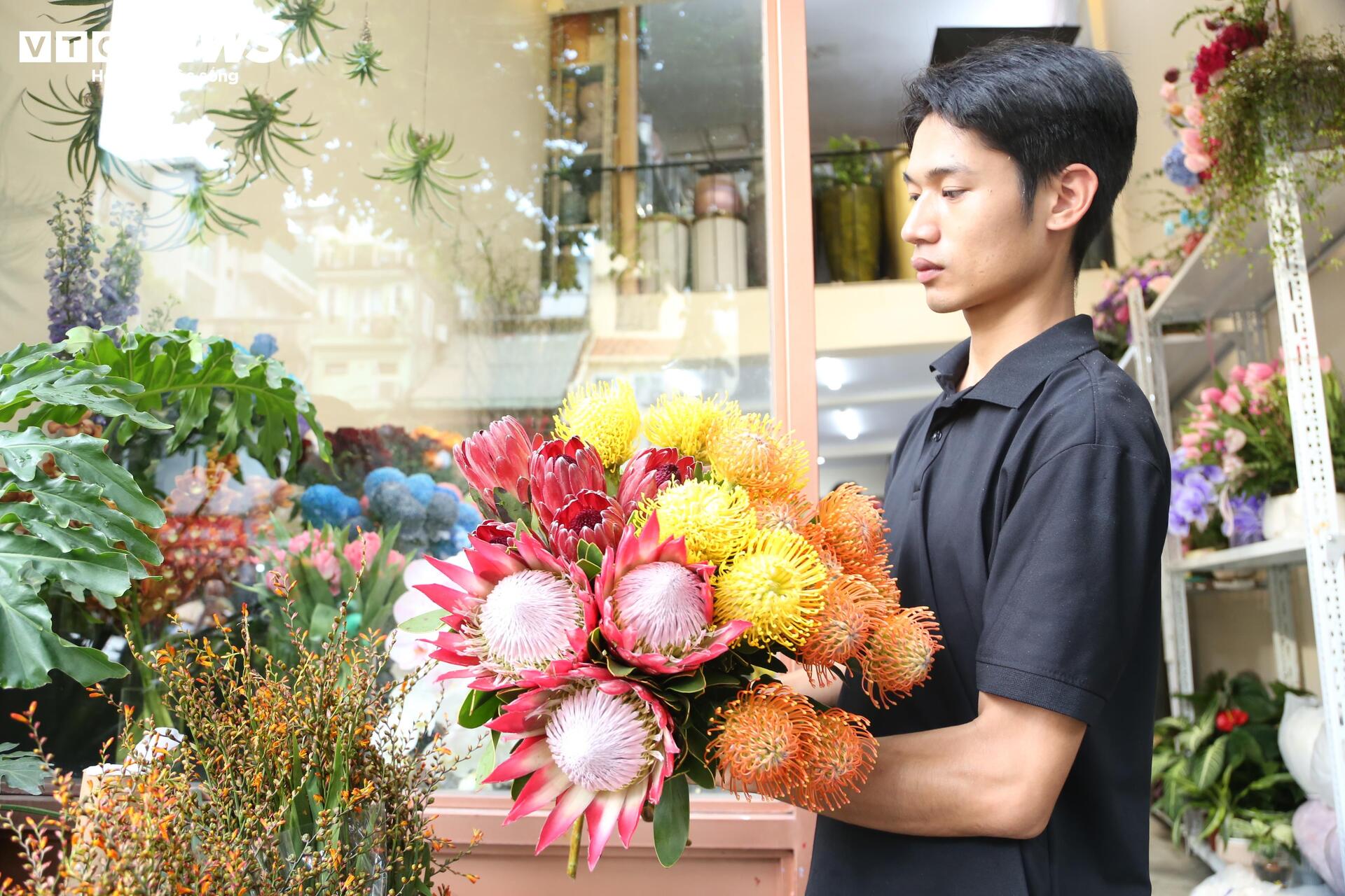 Hoa 'nhà giàu' mỗi bông giá 1 triệu đồng vẫn đắt khách dịp 20/10- Ảnh 2. Hoa 'nhà giàu' mỗi bông giá 1 triệu đồng vẫn đắt khách dịp 20/10- Ảnh 2.