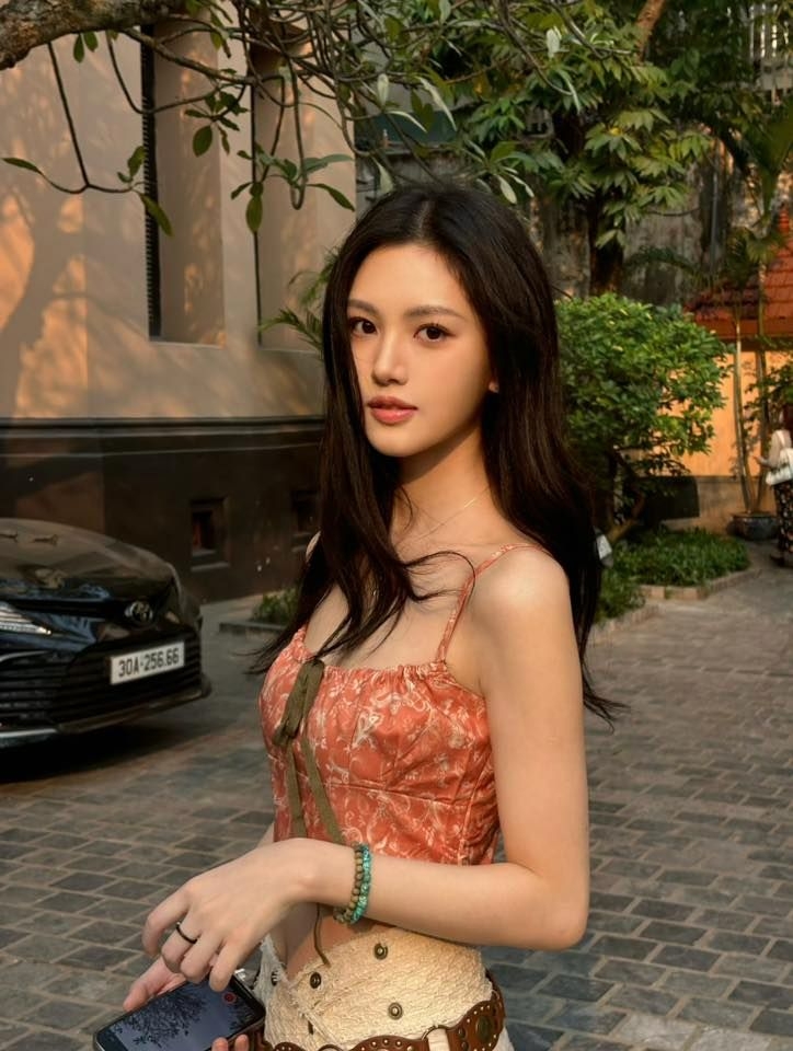 Thiên kim đẹp nhất Trung Quốc đang ở Hà Nội: Visual sang xịn dã man, ngắm góc nào cũng mê tít- Ảnh 1. Thiên kim đẹp nhất Trung Quốc đang ở Hà Nội: Visual sang xịn dã man, ngắm góc nào cũng mê tít- Ảnh 1.