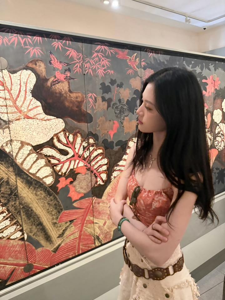 Thiên kim đẹp nhất Trung Quốc đang ở Hà Nội: Visual sang xịn dã man, ngắm góc nào cũng mê tít- Ảnh 10. Thiên kim đẹp nhất Trung Quốc đang ở Hà Nội: Visual sang xịn dã man, ngắm góc nào cũng mê tít- Ảnh 10.