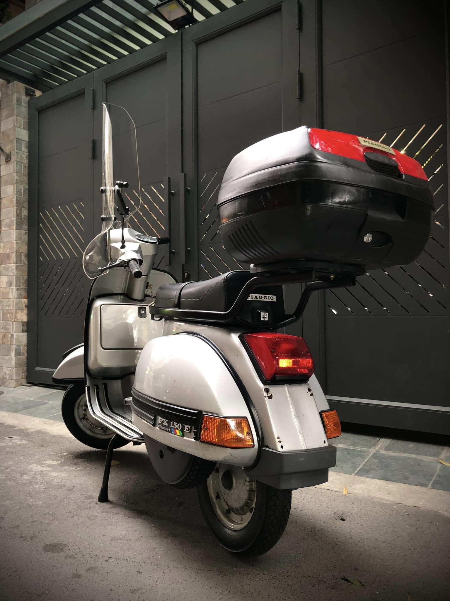 30 năm tuổi, Vespa PX150E vẫn được rao bán 170 triệu đồng, gấp đôi Honda SH- Ảnh 2. 30 năm tuổi, Vespa PX150E vẫn được rao bán 170 triệu đồng, gấp đôi Honda SH- Ảnh 2.