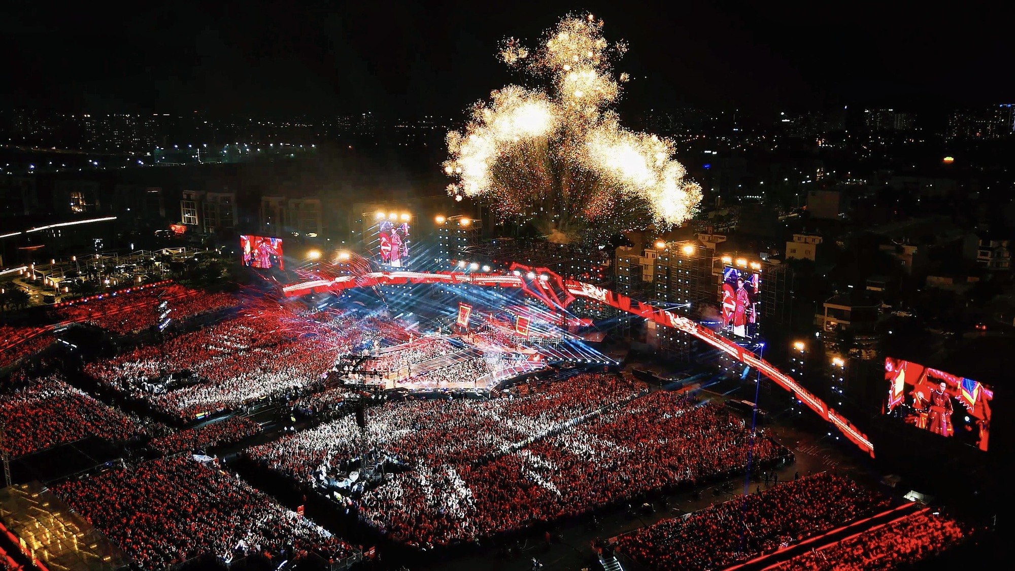 “Sóng gió” đến với khán giả của concert có 55 anh tài, chị đẹp- Ảnh 2. “Sóng gió” đến với khán giả của concert có 55 anh tài, chị đẹp- Ảnh 2.