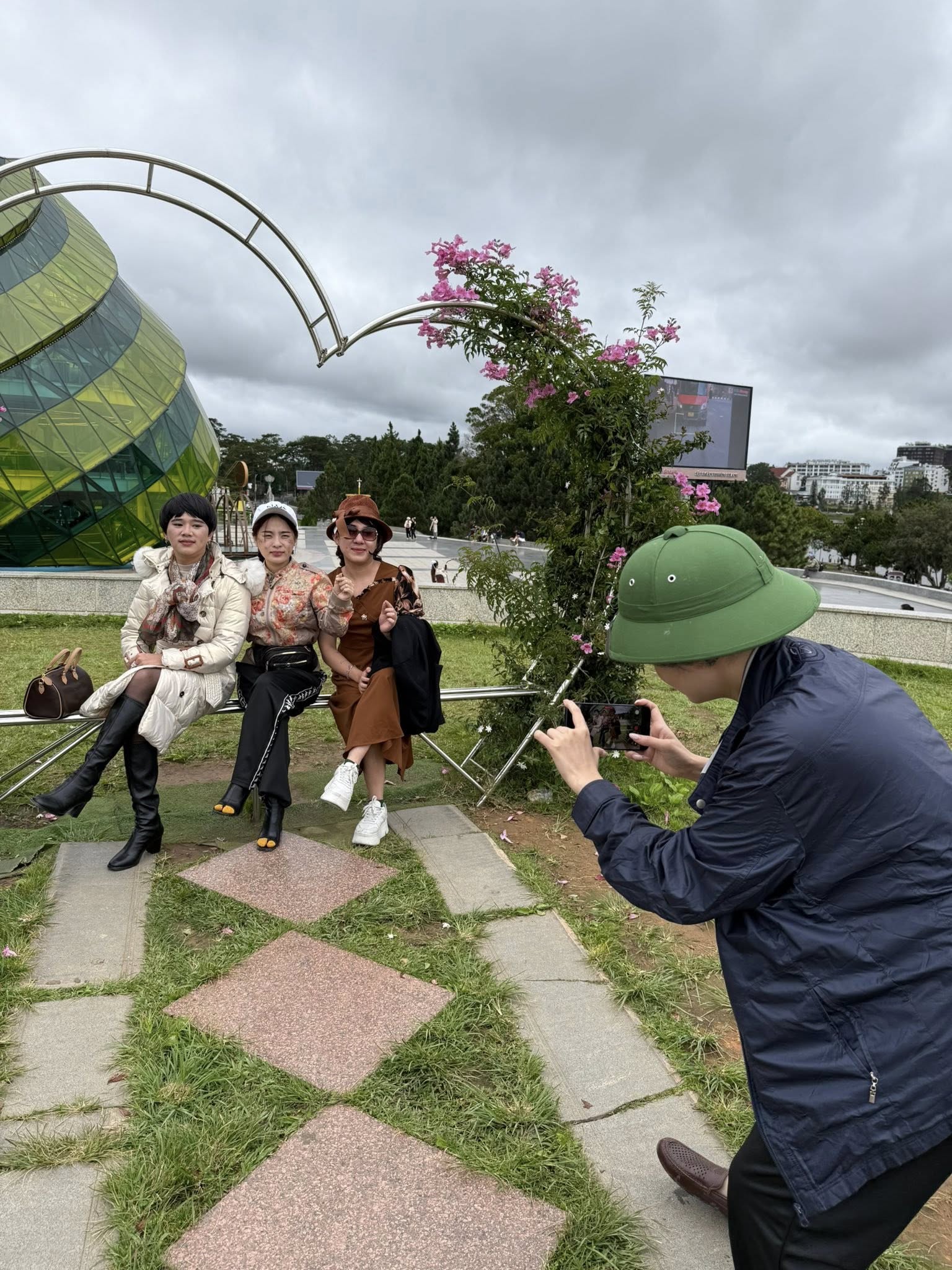 Cơn sốt Mèo Hoang: Khi các mẹ trung niên ở Việt Nam quá hot!- Ảnh 4. Cơn sốt Mèo Hoang: Khi các mẹ trung niên ở Việt Nam quá hot!- Ảnh 4.