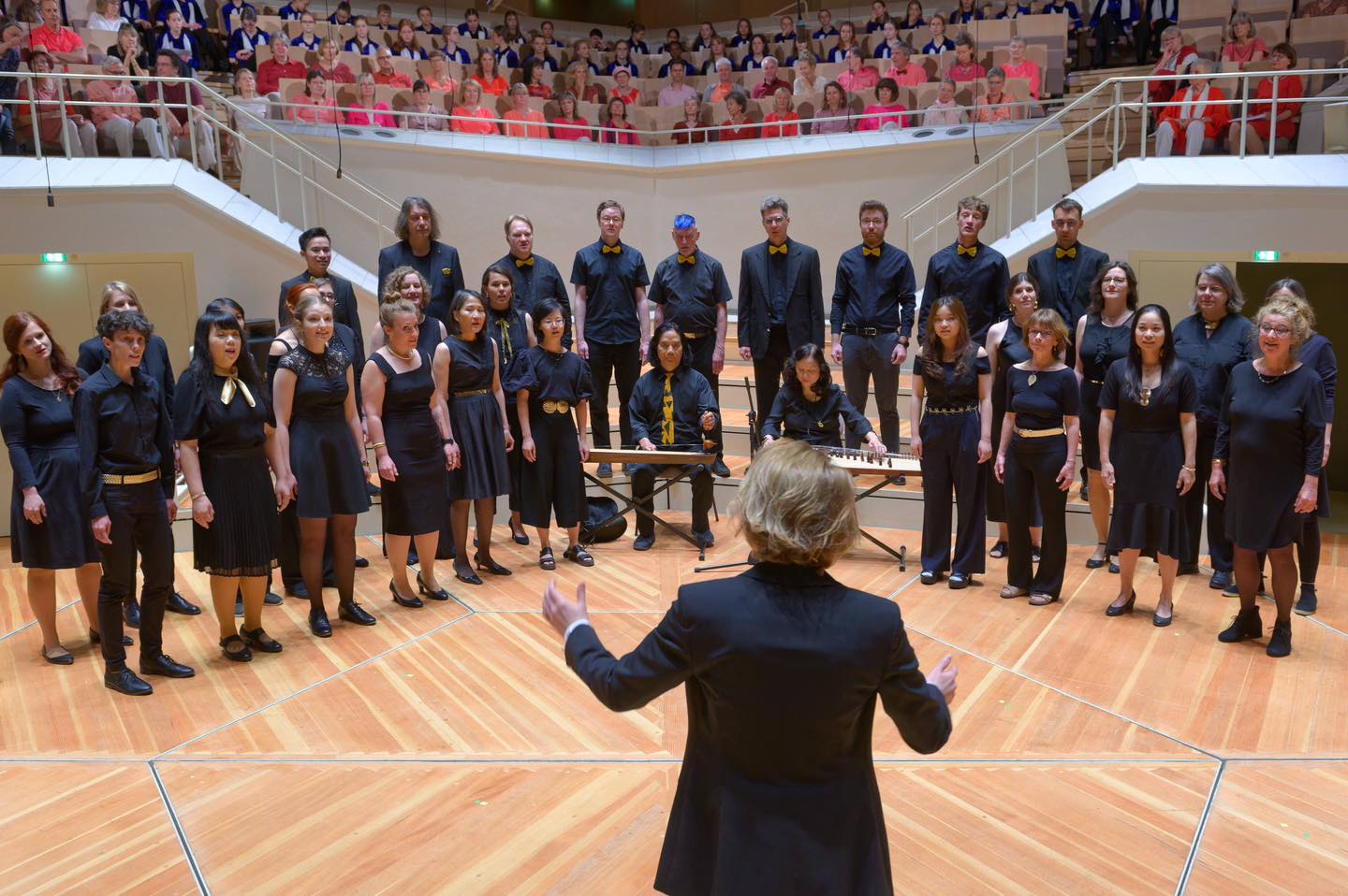 Khách Tây hát quan họ Bắc Ninh được khen nức nở, cộng đồng mạng bất ngờ khi biết danh tính: Họ là ai?- Ảnh 3. Khách Tây hát quan họ Bắc Ninh được khen nức nở, cộng đồng mạng bất ngờ khi biết danh tính: Họ là ai?- Ảnh 3.