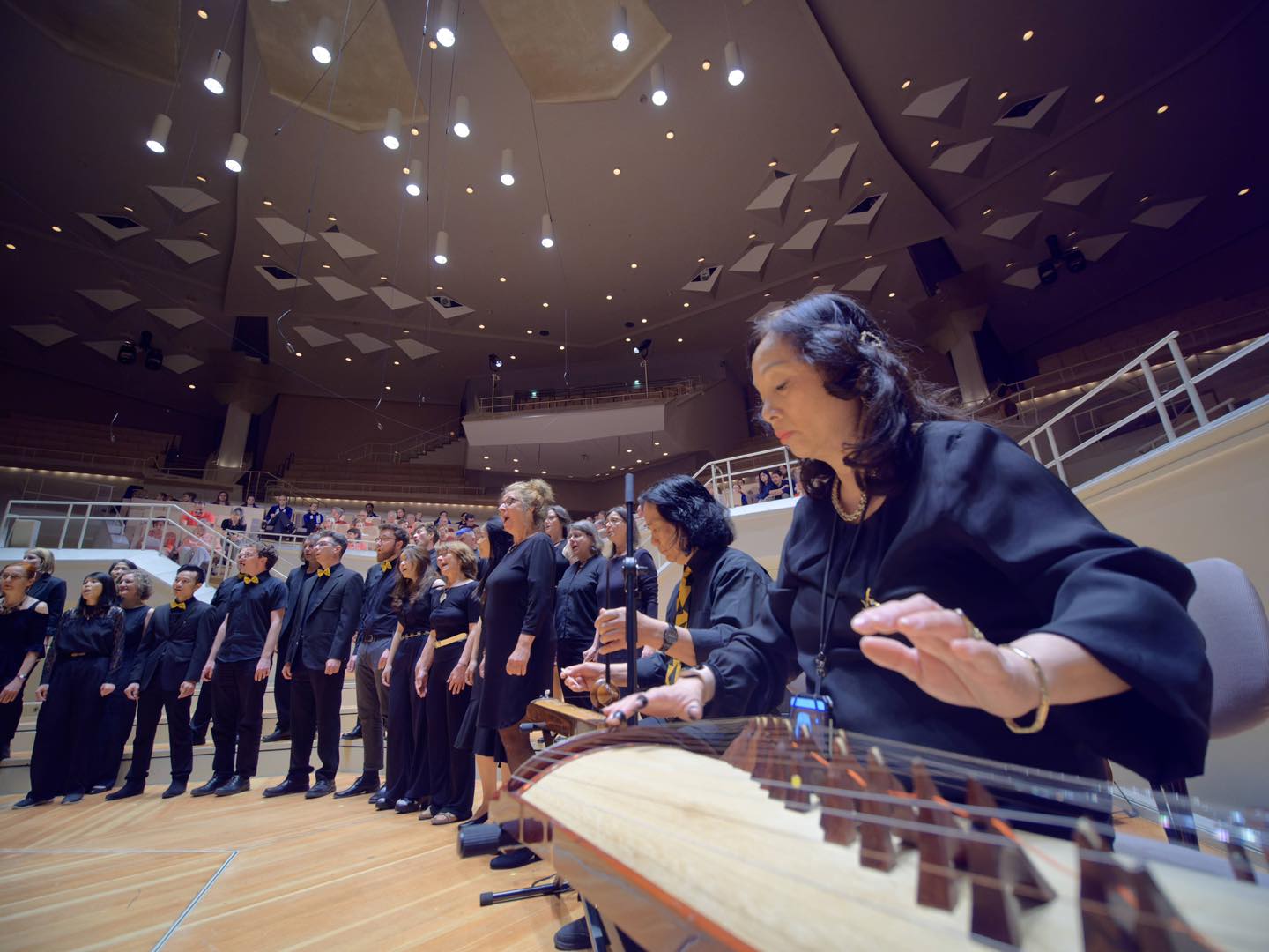 Khách Tây hát quan họ Bắc Ninh được khen nức nở, cộng đồng mạng bất ngờ khi biết danh tính: Họ là ai?- Ảnh 4. Khách Tây hát quan họ Bắc Ninh được khen nức nở, cộng đồng mạng bất ngờ khi biết danh tính: Họ là ai?- Ảnh 4.