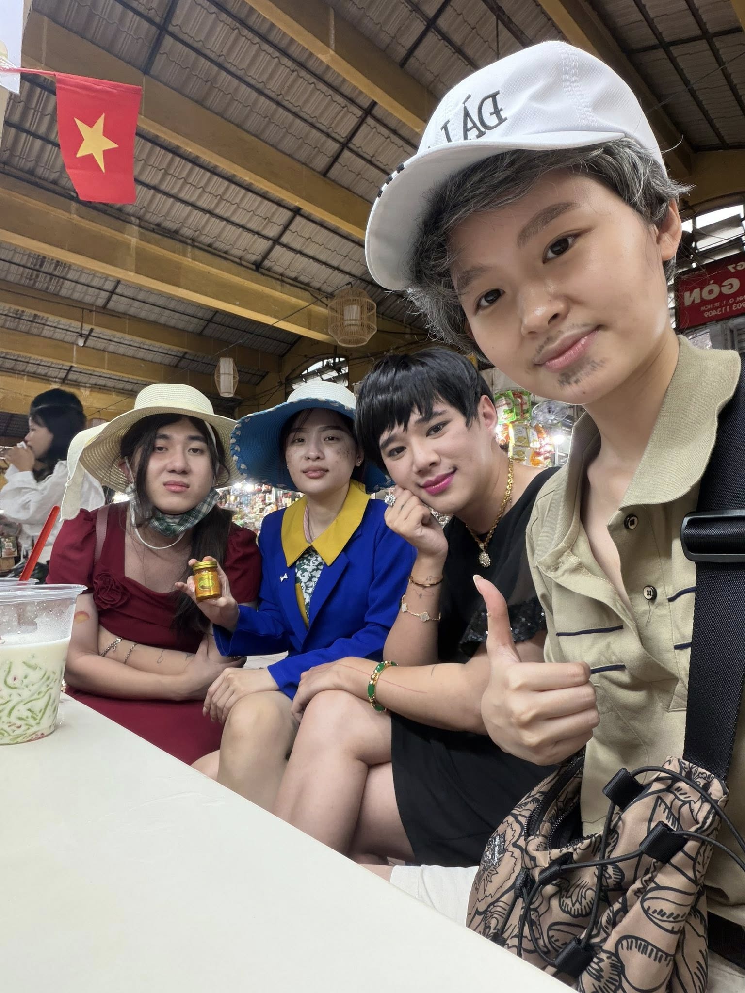 Cơn sốt Mèo Hoang: Khi các mẹ trung niên ở Việt Nam quá hot!- Ảnh 2. Cơn sốt Mèo Hoang: Khi các mẹ trung niên ở Việt Nam quá hot!- Ảnh 2.