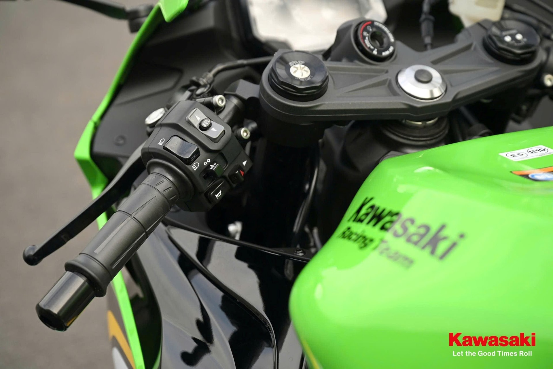 Vừa ra mắt Việt Nam xe Ninja Nhật trang bị 'tận răng', mạnh gấp rưỡi xe Honda, Yamaha: Giá bất ngờ?- Ảnh 4. Vừa ra mắt Việt Nam xe Ninja Nhật trang bị 'tận răng', mạnh gấp rưỡi xe Honda, Yamaha: Giá bất ngờ?- Ảnh 4.