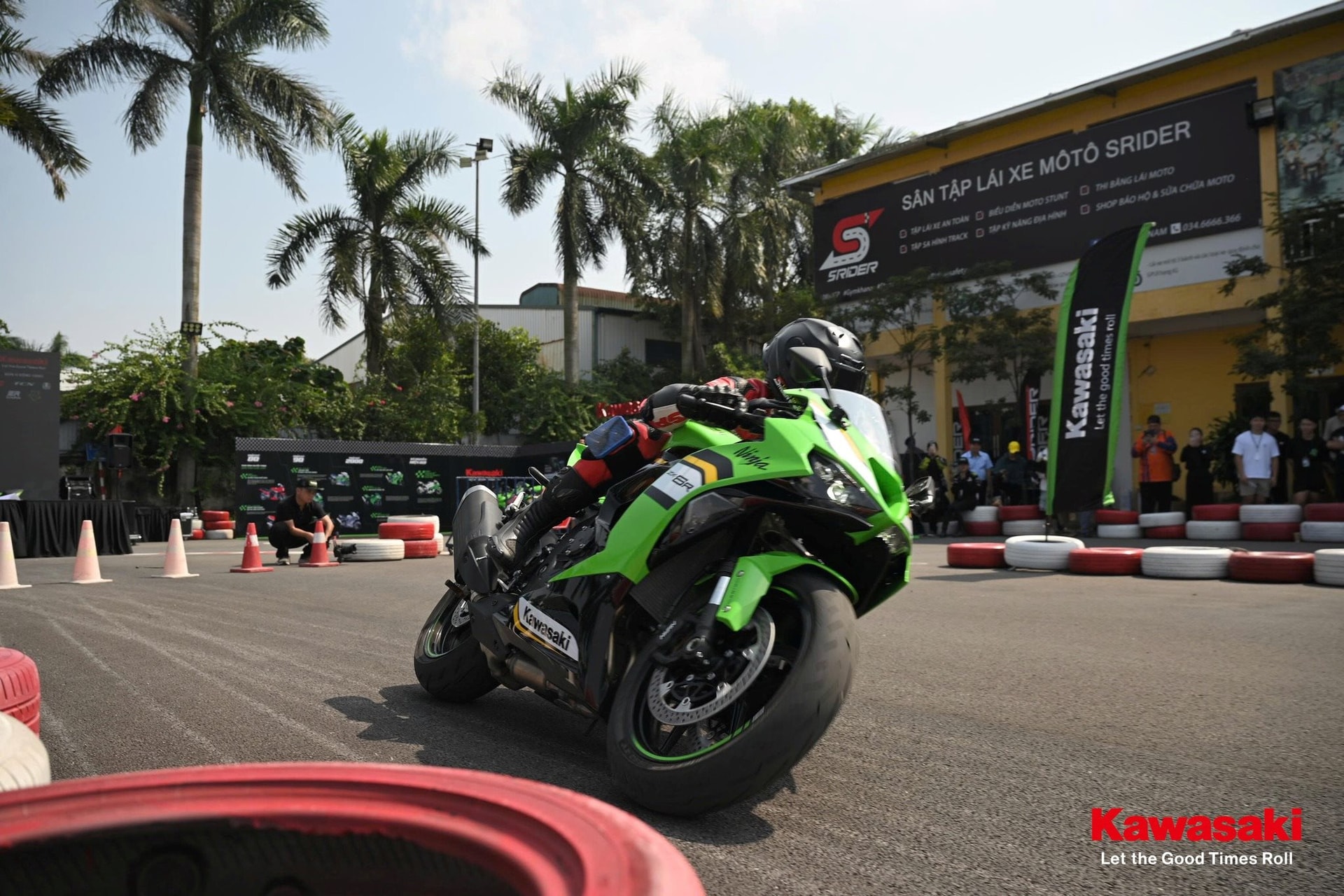 Vừa ra mắt Việt Nam xe Ninja Nhật trang bị 'tận răng', mạnh gấp rưỡi xe Honda, Yamaha: Giá bất ngờ?- Ảnh 2. Vừa ra mắt Việt Nam xe Ninja Nhật trang bị 'tận răng', mạnh gấp rưỡi xe Honda, Yamaha: Giá bất ngờ?- Ảnh 2.