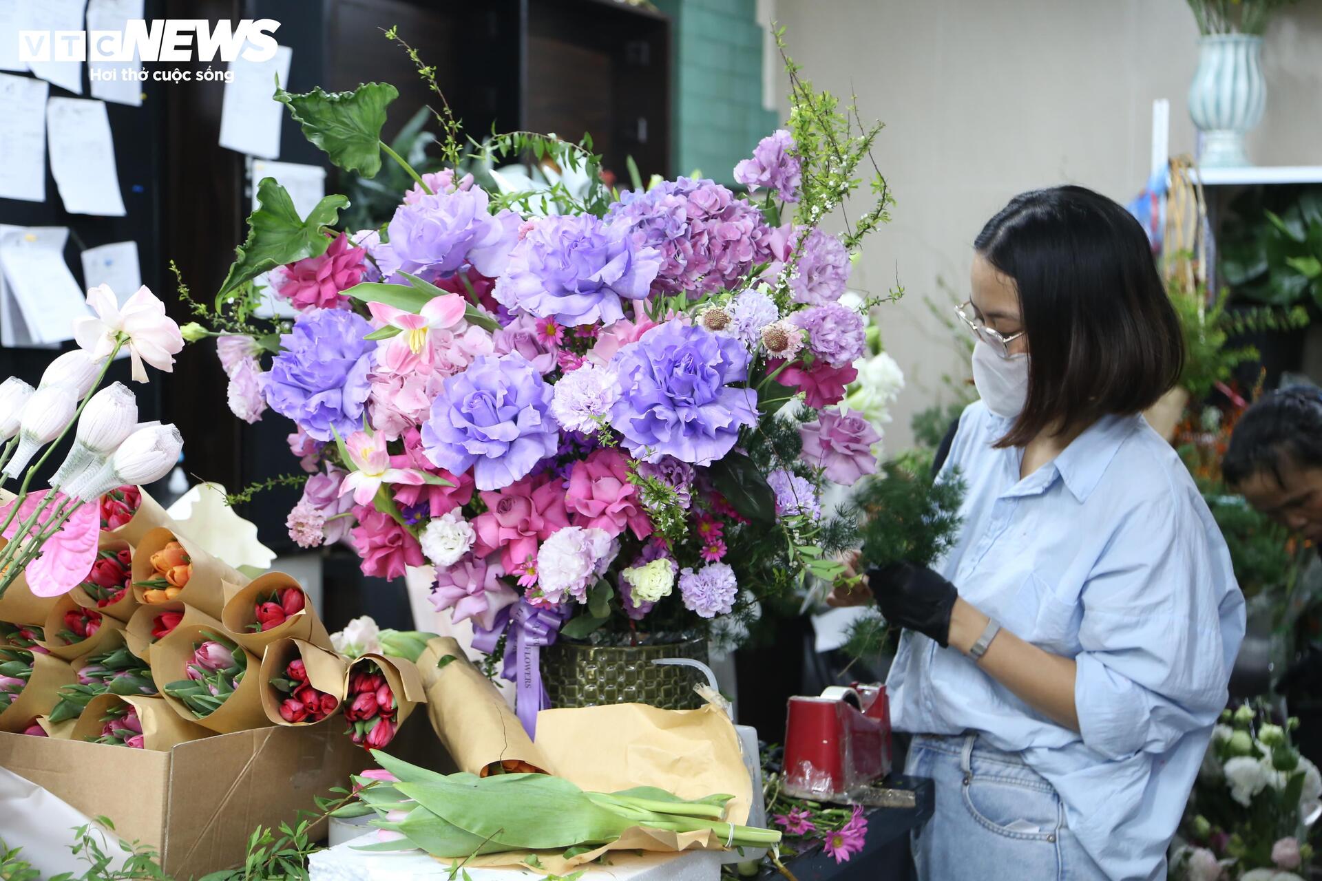 Hoa 'nhà giàu' mỗi bông giá 1 triệu đồng vẫn đắt khách dịp 20/10- Ảnh 1. Hoa 'nhà giàu' mỗi bông giá 1 triệu đồng vẫn đắt khách dịp 20/10- Ảnh 1.