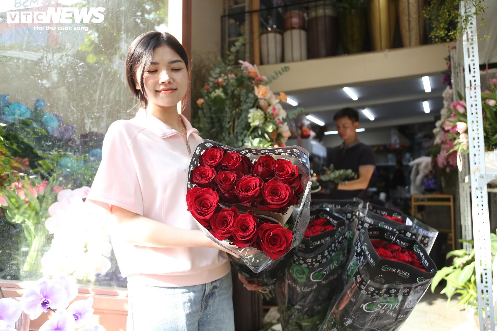Hoa 'nhà giàu' mỗi bông giá 1 triệu đồng vẫn đắt khách dịp 20/10- Ảnh 4. Hoa 'nhà giàu' mỗi bông giá 1 triệu đồng vẫn đắt khách dịp 20/10- Ảnh 4.