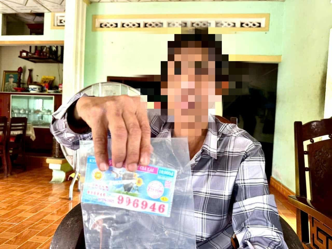 Quảng Ngãi: Tin mới nhất vụ vé số trúng 2 tỷ đồng bị từ chối trả thưởng- Ảnh 2. Quảng Ngãi: Tin mới nhất vụ vé số trúng 2 tỷ đồng bị từ chối trả thưởng- Ảnh 2.
