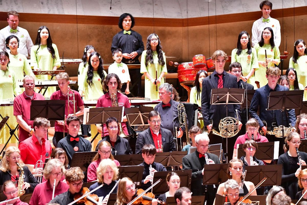 Khách Tây hát quan họ Bắc Ninh được khen nức nở, cộng đồng mạng bất ngờ khi biết danh tính: Họ là ai?- Ảnh 5. Khách Tây hát quan họ Bắc Ninh được khen nức nở, cộng đồng mạng bất ngờ khi biết danh tính: Họ là ai?- Ảnh 5.