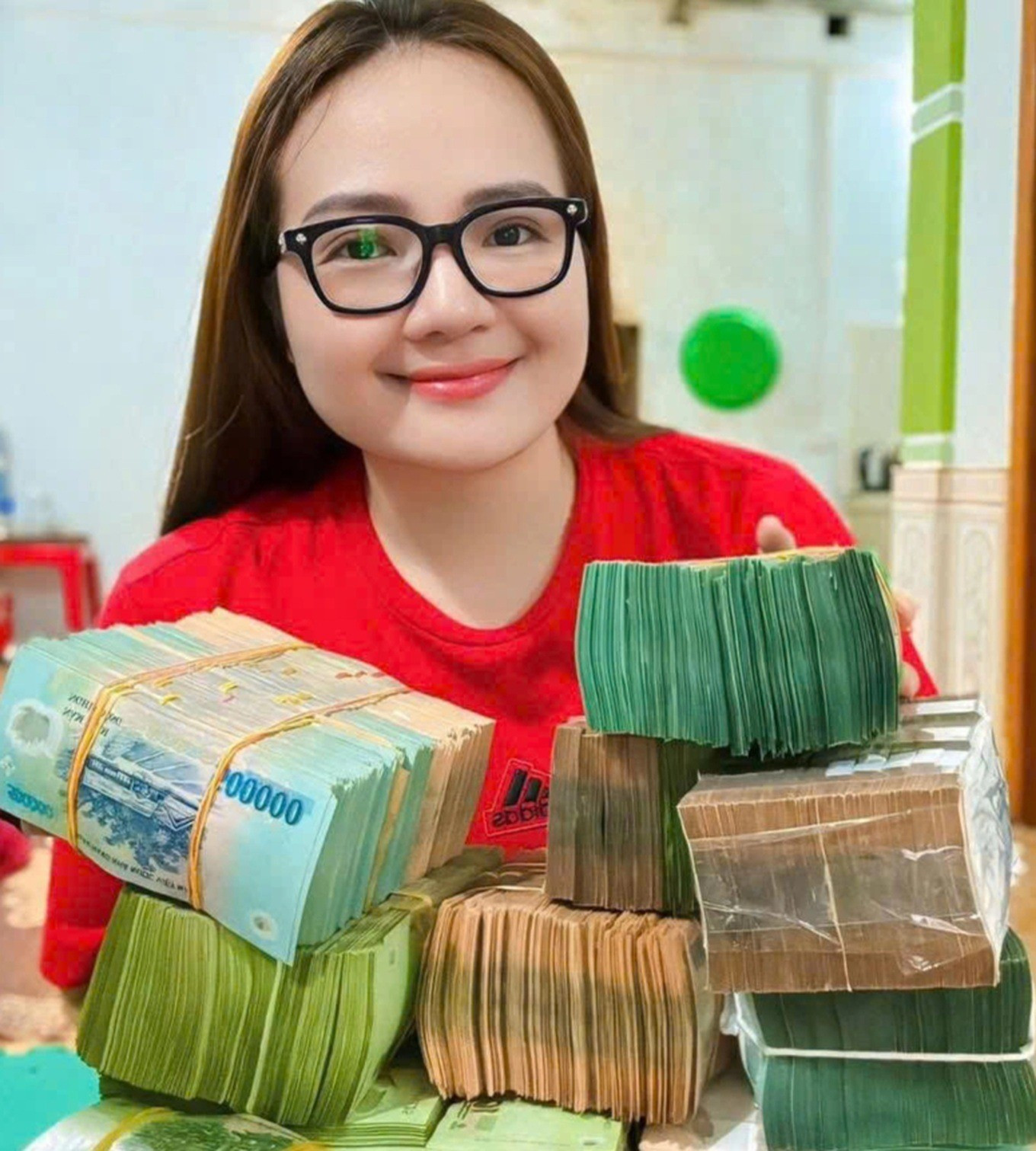 Cái bẫy từ Hoàng Hường, Ngân 98- Ảnh 1. Cái bẫy từ Hoàng Hường, Ngân 98- Ảnh 1.