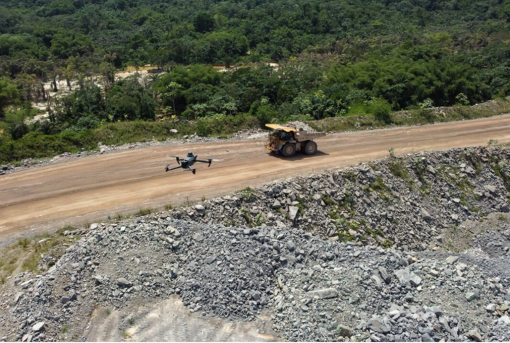Dùng drone ngăn chặn khai thác vàng trái phép- Ảnh 1. Dùng drone ngăn chặn khai thác vàng trái phép- Ảnh 1.