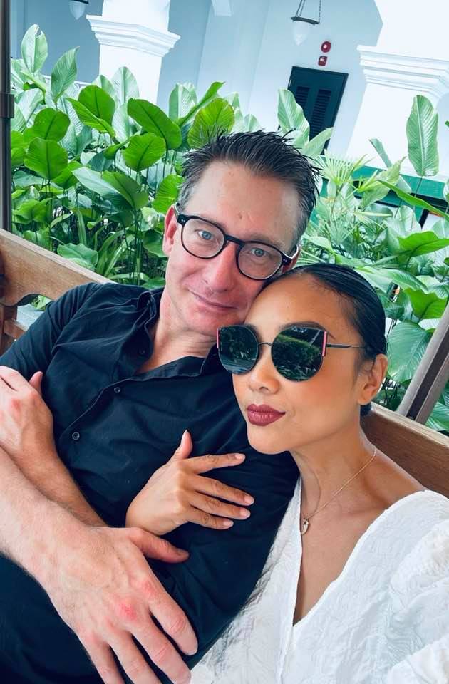 Nữ ca sĩ Việt huỷ hôn phút chót: Thất tình bay sang Na Uy nằm khóc, cưới với chồng Tây cao 1m9- Ảnh 3. Nữ ca sĩ Việt huỷ hôn phút chót: Thất tình bay sang Na Uy nằm khóc, cưới với chồng Tây cao 1m9- Ảnh 3.