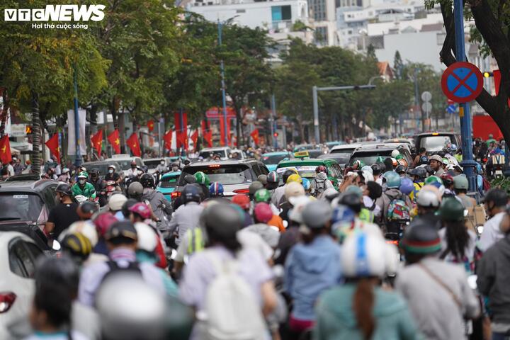 Đang cháy lớn chung cư RiverGate TP.HCM, cư dân hoảng loạn tháo chạy- Ảnh 3. Đang cháy lớn chung cư RiverGate TP.HCM, cư dân hoảng loạn tháo chạy- Ảnh 3.