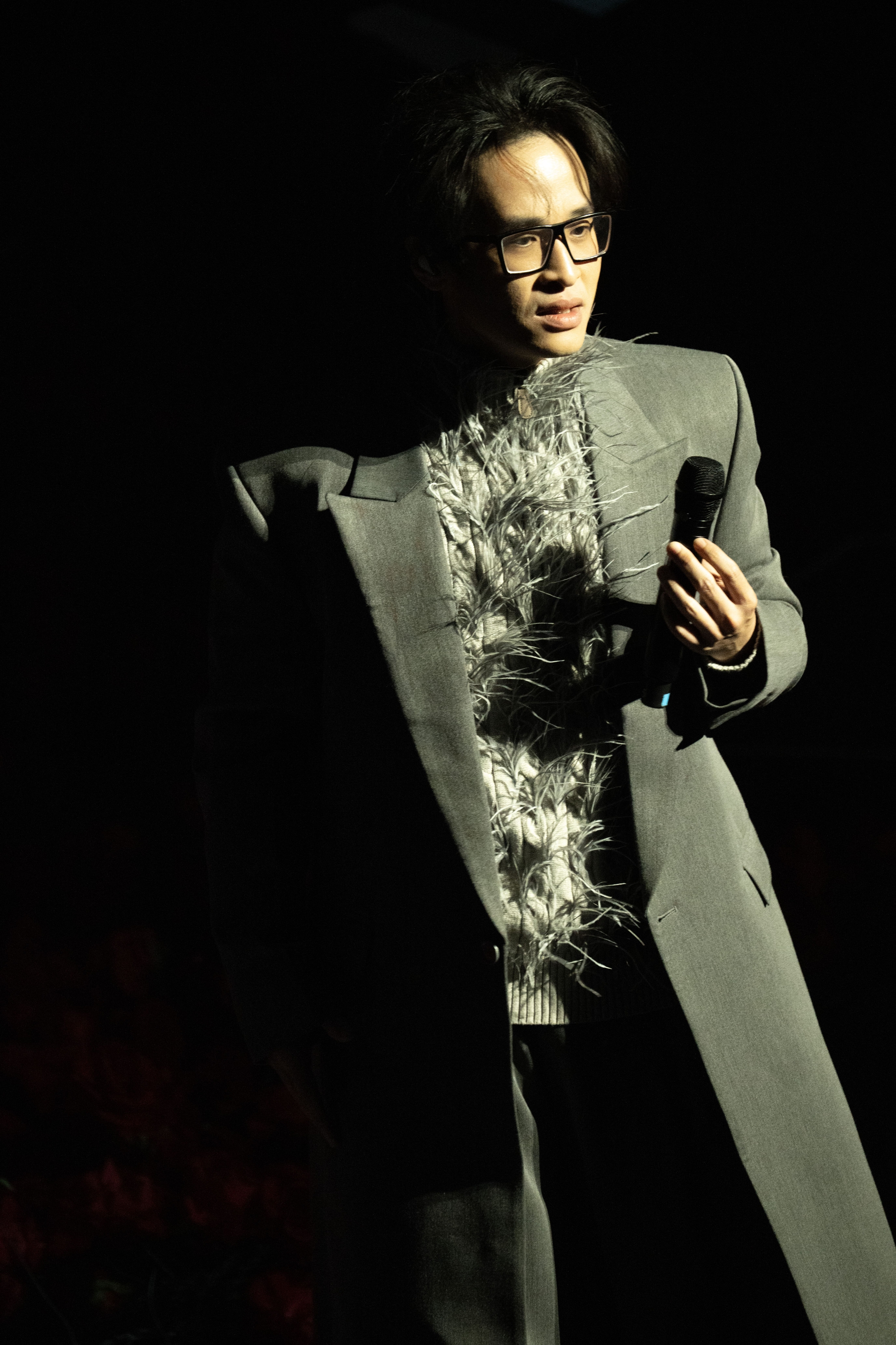 Chiếc khăn “bốc mùi” của Hà Anh Tuấn- Ảnh 12. Chiếc khăn “bốc mùi” của Hà Anh Tuấn- Ảnh 12.