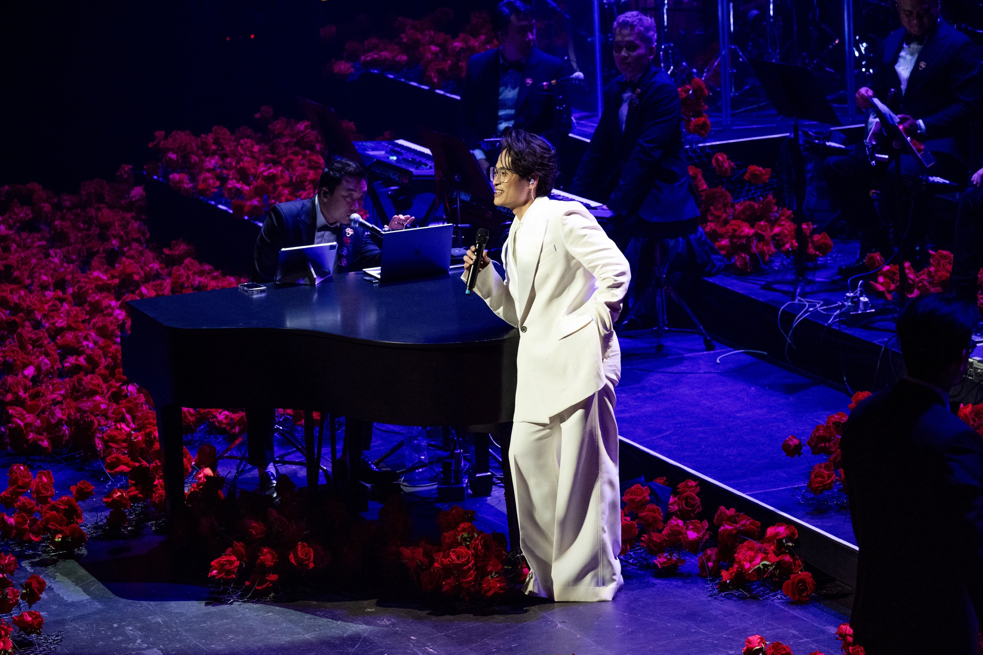 Chiếc khăn “bốc mùi” của Hà Anh Tuấn- Ảnh 6. Chiếc khăn “bốc mùi” của Hà Anh Tuấn- Ảnh 6.