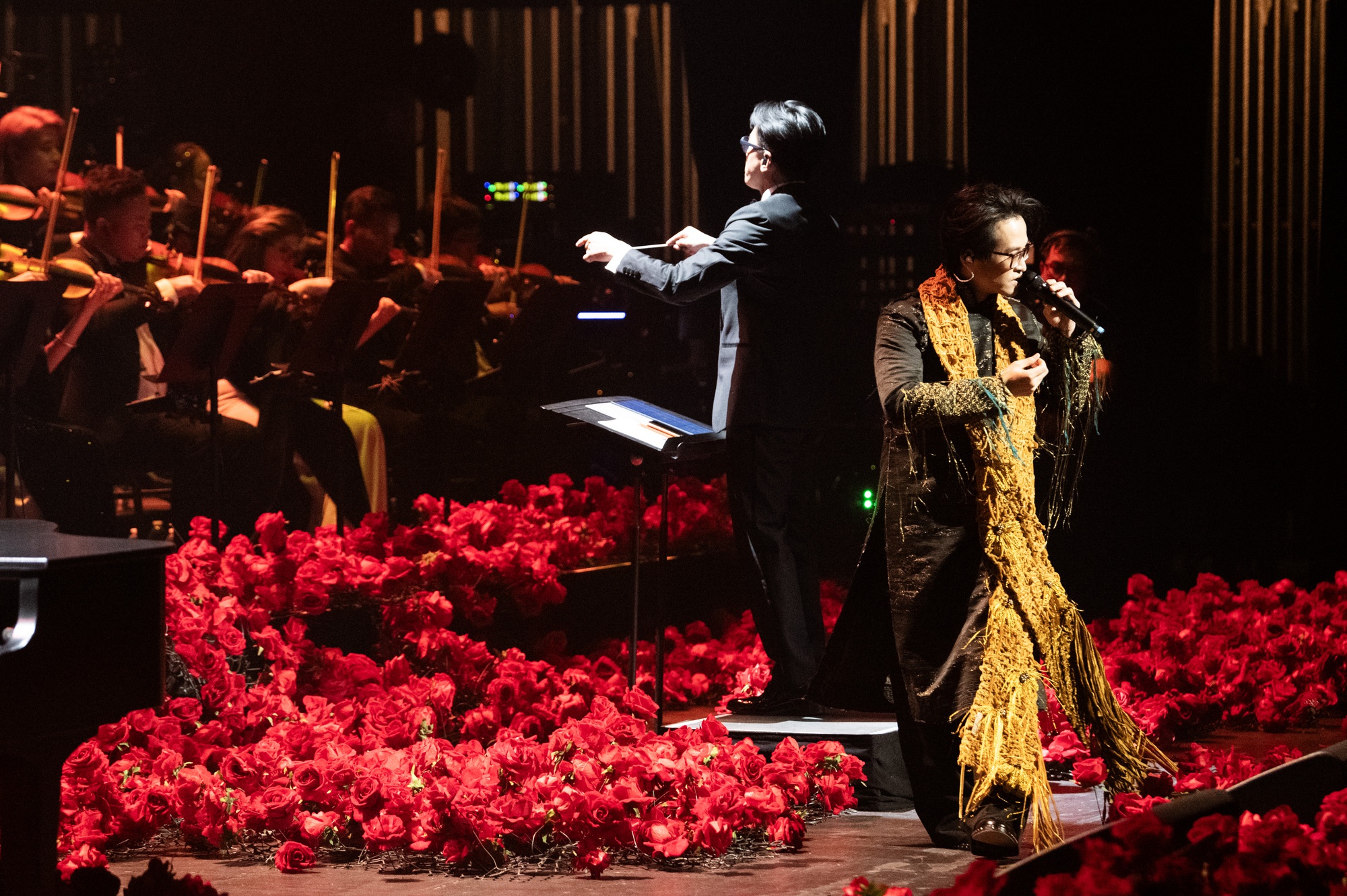 Chiếc khăn “bốc mùi” của Hà Anh Tuấn- Ảnh 13. Chiếc khăn “bốc mùi” của Hà Anh Tuấn- Ảnh 13.