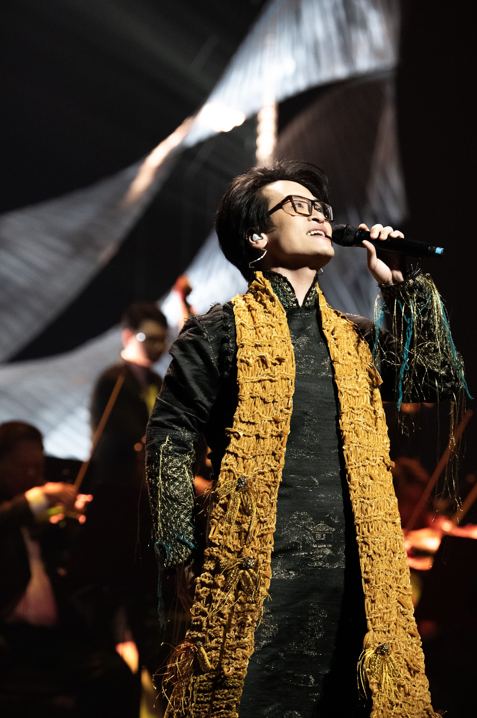 Chiếc khăn “bốc mùi” của Hà Anh Tuấn- Ảnh 4. Chiếc khăn “bốc mùi” của Hà Anh Tuấn- Ảnh 4.