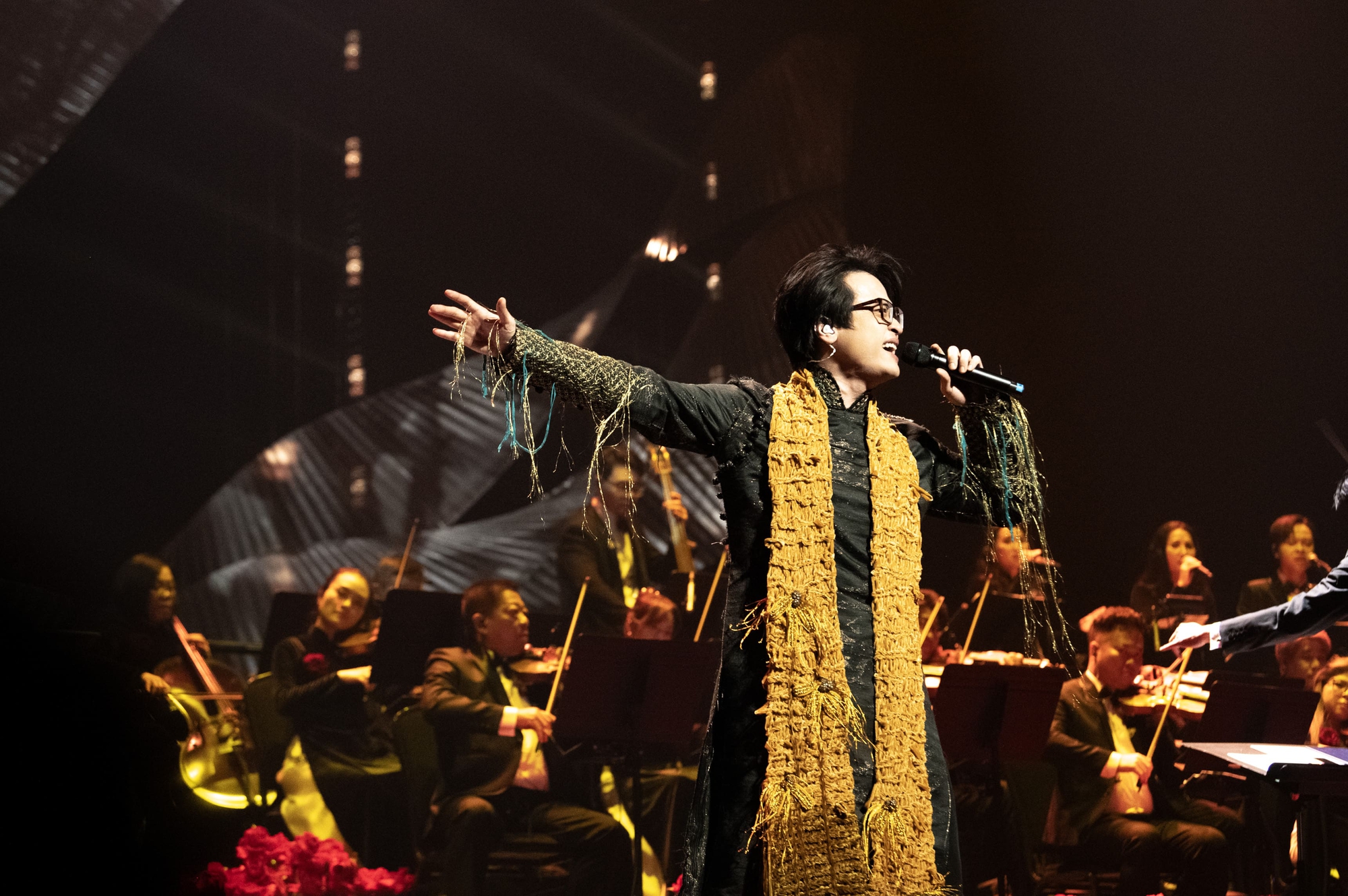 Chiếc khăn “bốc mùi” của Hà Anh Tuấn- Ảnh 5. Chiếc khăn “bốc mùi” của Hà Anh Tuấn- Ảnh 5.