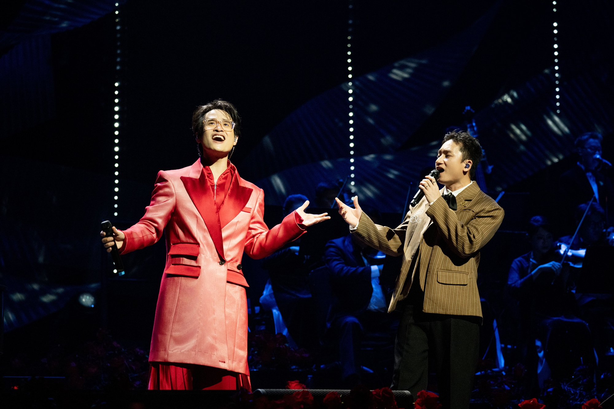 Chiếc khăn “bốc mùi” của Hà Anh Tuấn- Ảnh 2. Chiếc khăn “bốc mùi” của Hà Anh Tuấn- Ảnh 2.