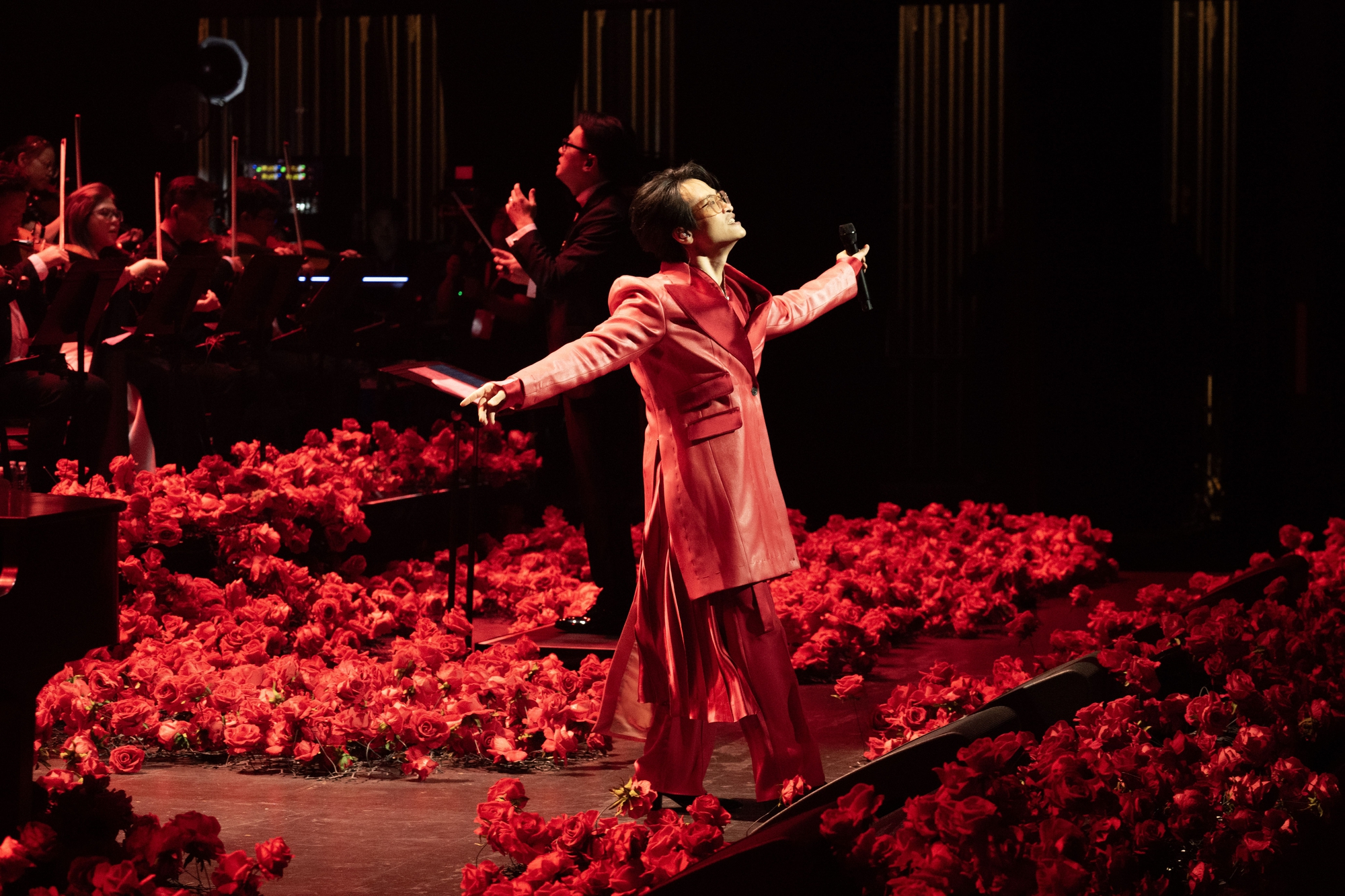 Chiếc khăn “bốc mùi” của Hà Anh Tuấn- Ảnh 10. Chiếc khăn “bốc mùi” của Hà Anh Tuấn- Ảnh 10.