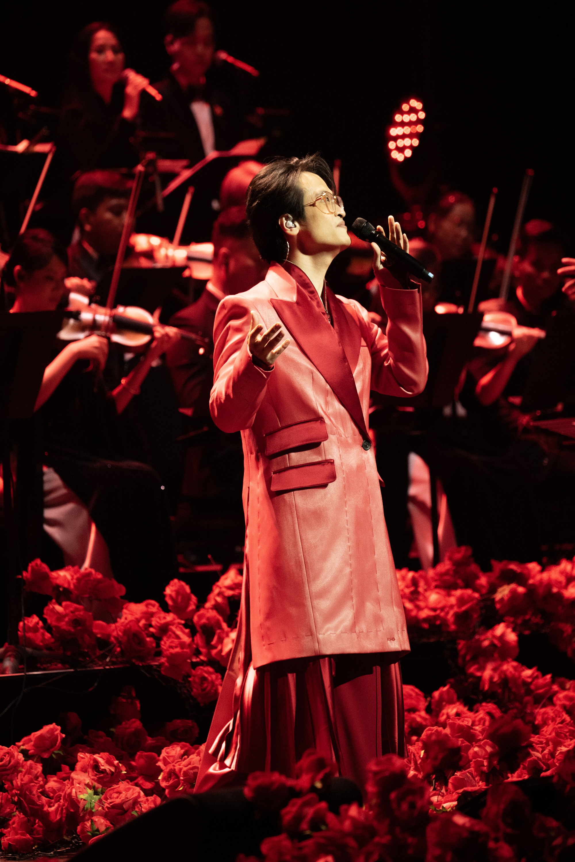 Chiếc khăn “bốc mùi” của Hà Anh Tuấn- Ảnh 11. Chiếc khăn “bốc mùi” của Hà Anh Tuấn- Ảnh 11.