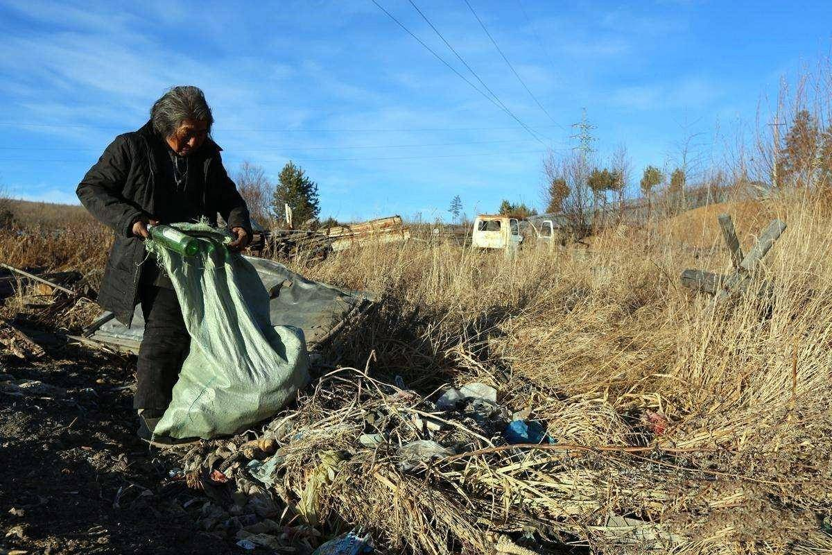 Cụ bà nhặt rác mang 35 tỷ đồng đi làm từ thiện, nhân viên ngân hàng bí mật báo cảnh sát- Ảnh 1. Cụ bà nhặt rác mang 35 tỷ đồng đi làm từ thiện, nhân viên ngân hàng bí mật báo cảnh sát- Ảnh 1.