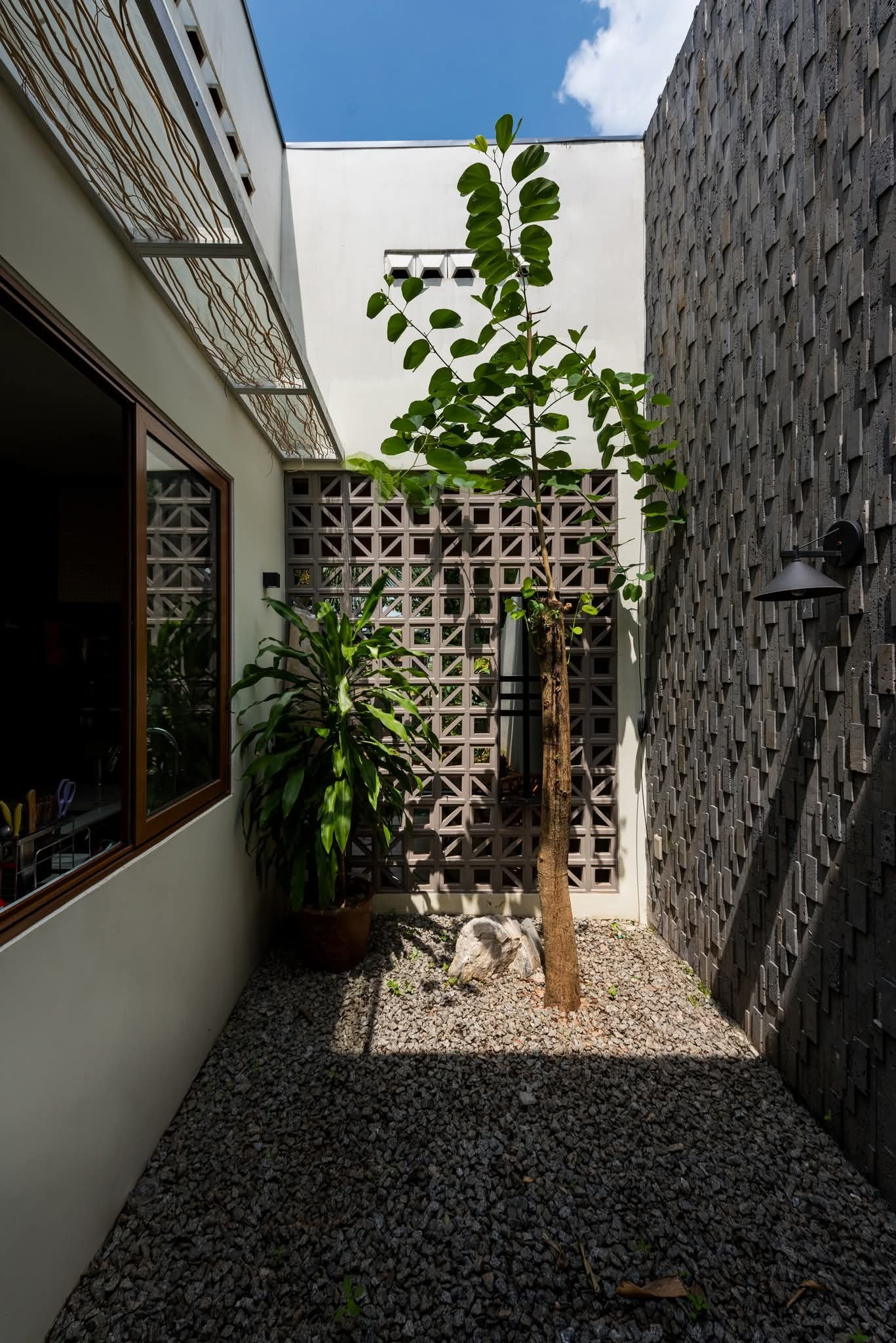 Thiết kế ngôi nhà 80m2 đầy ắp 'ký ức' con gái tặng mẹ- Ảnh 19. Thiết kế ngôi nhà 80m2 đầy ắp 'ký ức' con gái tặng mẹ- Ảnh 19.