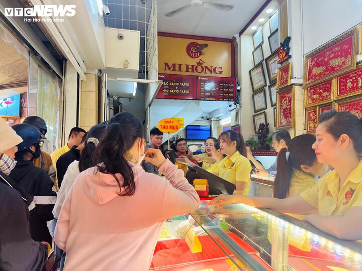 Săn vàng ‘chợ đen’ giữa cơn sốt giá, chuyên gia cảnh báo rủi ro tiềm ẩn- Ảnh 4. Săn vàng ‘chợ đen’ giữa cơn sốt giá, chuyên gia cảnh báo rủi ro tiềm ẩn- Ảnh 4.