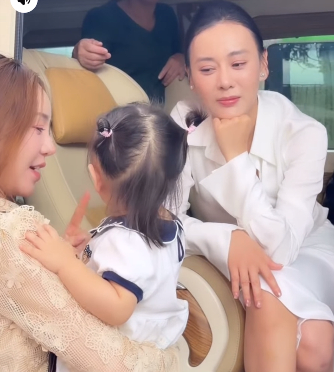 Phương Oanh lần đầu lộ diện- Ảnh 3. Phương Oanh lần đầu lộ diện- Ảnh 3.