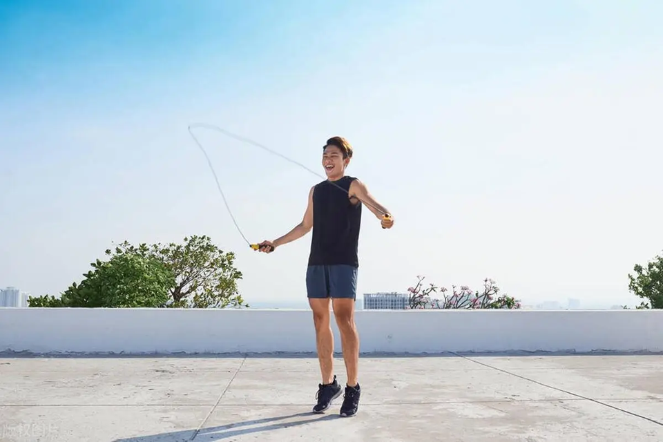 Nhảy dây, chạy bộ hay bật nhảy tại chỗ “đốt mỡ” nhanh nhất? Câu trả lời khiến nhiều người bất ngờ!- Ảnh 1. Nhảy dây, chạy bộ hay bật nhảy tại chỗ “đốt mỡ” nhanh nhất? Câu trả lời khiến nhiều người bất ngờ!- Ảnh 1.