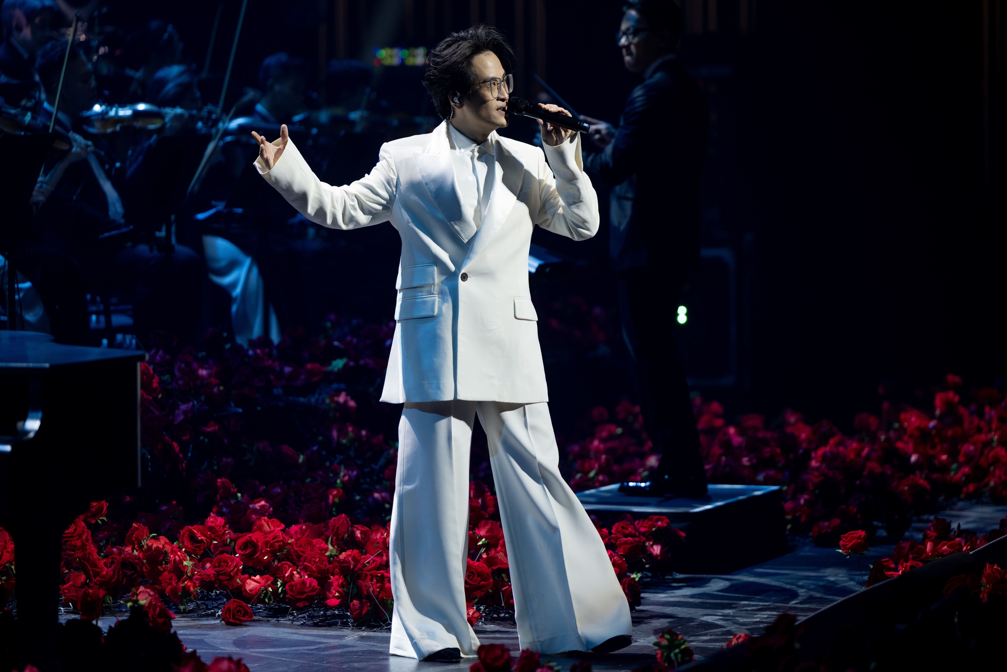 Chiếc khăn “bốc mùi” của Hà Anh Tuấn- Ảnh 7. Chiếc khăn “bốc mùi” của Hà Anh Tuấn- Ảnh 7.