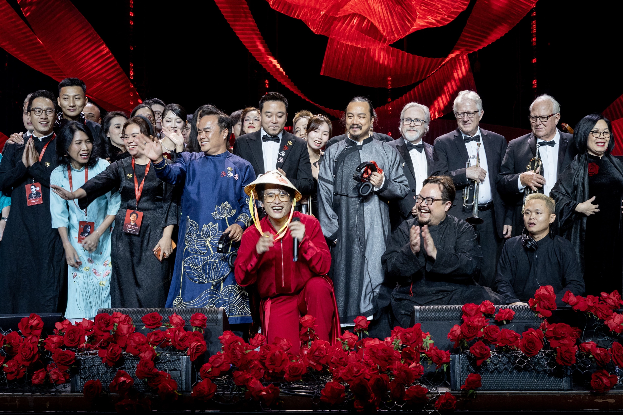 Chiếc khăn “bốc mùi” của Hà Anh Tuấn- Ảnh 14. Chiếc khăn “bốc mùi” của Hà Anh Tuấn- Ảnh 14.