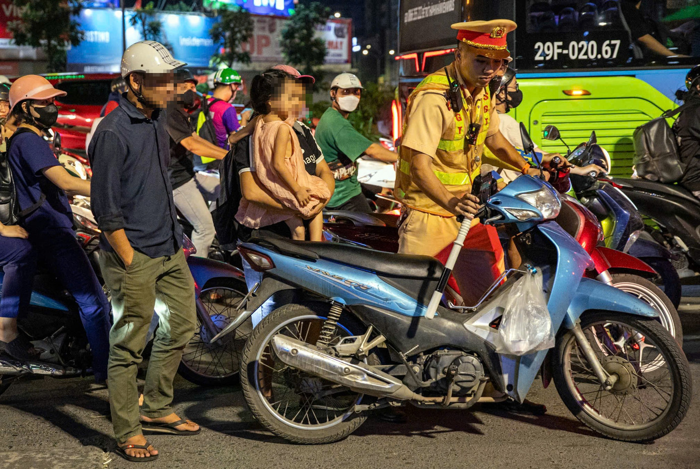 Nhiều tài xế vi phạm nồng độ cồn với lý do 'liên hoan 20/10'- Ảnh 2. Nhiều tài xế vi phạm nồng độ cồn với lý do 'liên hoan 20/10'- Ảnh 2.