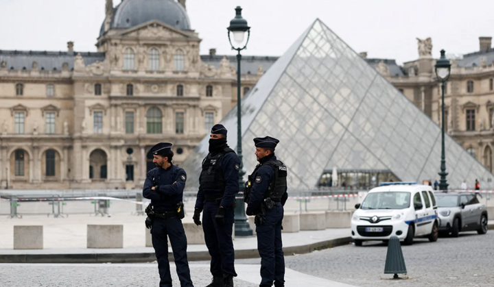 Trộm đột nhập bảo tàng Louvre, lấy đi nhiều báu vật vô giá- Ảnh 1. Trộm đột nhập bảo tàng Louvre, lấy đi nhiều báu vật vô giá- Ảnh 1.