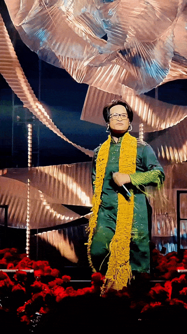 Chiếc khăn “bốc mùi” của Hà Anh Tuấn- Ảnh 3. Chiếc khăn “bốc mùi” của Hà Anh Tuấn- Ảnh 3.