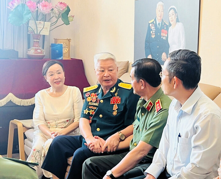 Nữ NSND nhạc đỏ có chồng là anh hùng phi công bắn hạ 6 máy bay địch- Ảnh 3. Nữ NSND nhạc đỏ có chồng là anh hùng phi công bắn hạ 6 máy bay địch- Ảnh 3.