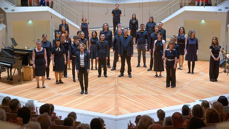 Khách Tây hát quan họ Bắc Ninh được khen nức nở, cộng đồng mạng bất ngờ khi biết danh tính: Họ là ai?- Ảnh 1. Khách Tây hát quan họ Bắc Ninh được khen nức nở, cộng đồng mạng bất ngờ khi biết danh tính: Họ là ai?- Ảnh 1.