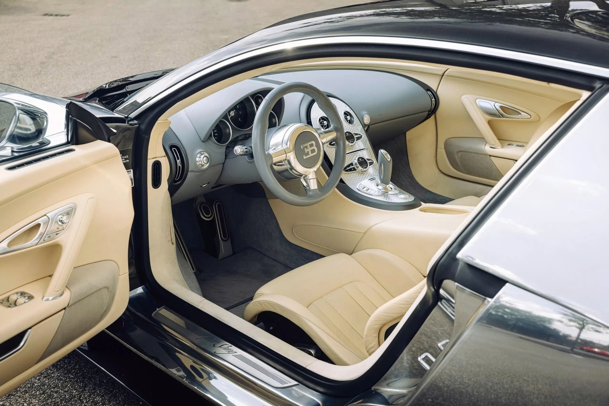Đỉnh cao như Bugatti Veyron: Xe cũ không màu sơn, đã 18 năm tuổi vẫn có thể bán lại với giá quy đổi 60 tỷ đồng- Ảnh 1. Đỉnh cao như Bugatti Veyron: Xe cũ không màu sơn, đã 18 năm tuổi vẫn có thể bán lại với giá quy đổi 60 tỷ đồng- Ảnh 1.