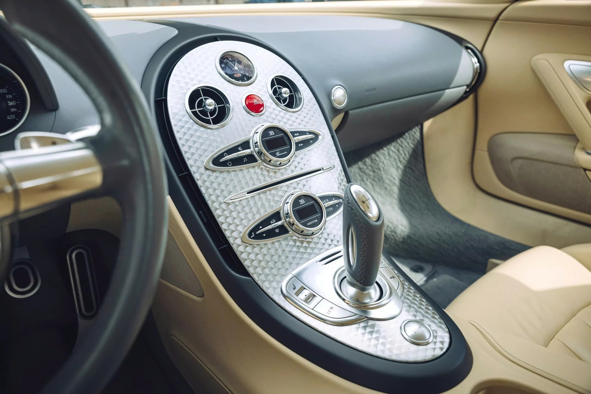 Đỉnh cao như Bugatti Veyron: Xe cũ không màu sơn, đã 18 năm tuổi vẫn có thể bán lại với giá quy đổi 60 tỷ đồng- Ảnh 12. Đỉnh cao như Bugatti Veyron: Xe cũ không màu sơn, đã 18 năm tuổi vẫn có thể bán lại với giá quy đổi 60 tỷ đồng- Ảnh 12.