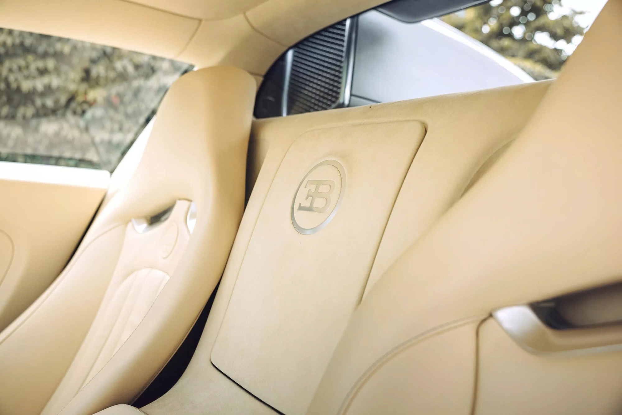 Đỉnh cao như Bugatti Veyron: Xe cũ không màu sơn, đã 18 năm tuổi vẫn có thể bán lại với giá quy đổi 60 tỷ đồng- Ảnh 15. Đỉnh cao như Bugatti Veyron: Xe cũ không màu sơn, đã 18 năm tuổi vẫn có thể bán lại với giá quy đổi 60 tỷ đồng- Ảnh 15.
