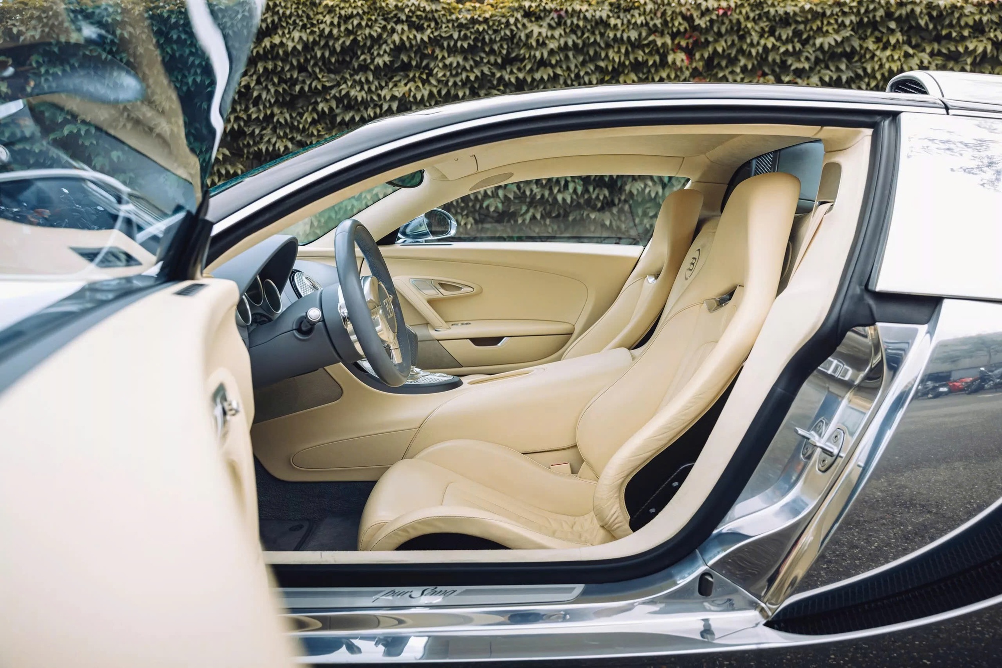 Đỉnh cao như Bugatti Veyron: Xe cũ không màu sơn, đã 18 năm tuổi vẫn có thể bán lại với giá quy đổi 60 tỷ đồng- Ảnh 10. Đỉnh cao như Bugatti Veyron: Xe cũ không màu sơn, đã 18 năm tuổi vẫn có thể bán lại với giá quy đổi 60 tỷ đồng- Ảnh 10.