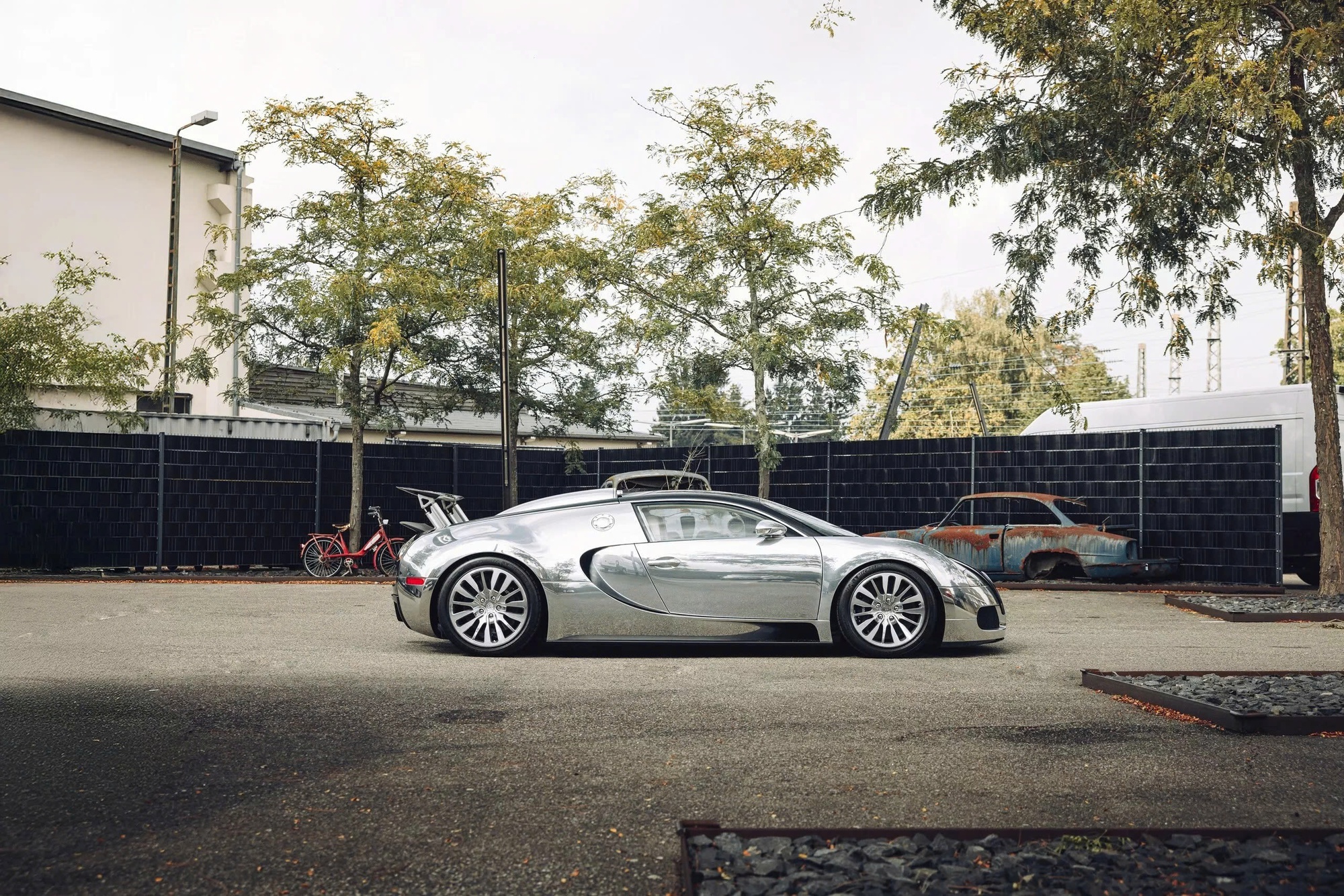 Đỉnh cao như Bugatti Veyron: Xe cũ không màu sơn, đã 18 năm tuổi vẫn có thể bán lại với giá quy đổi 60 tỷ đồng- Ảnh 3. Đỉnh cao như Bugatti Veyron: Xe cũ không màu sơn, đã 18 năm tuổi vẫn có thể bán lại với giá quy đổi 60 tỷ đồng- Ảnh 3.